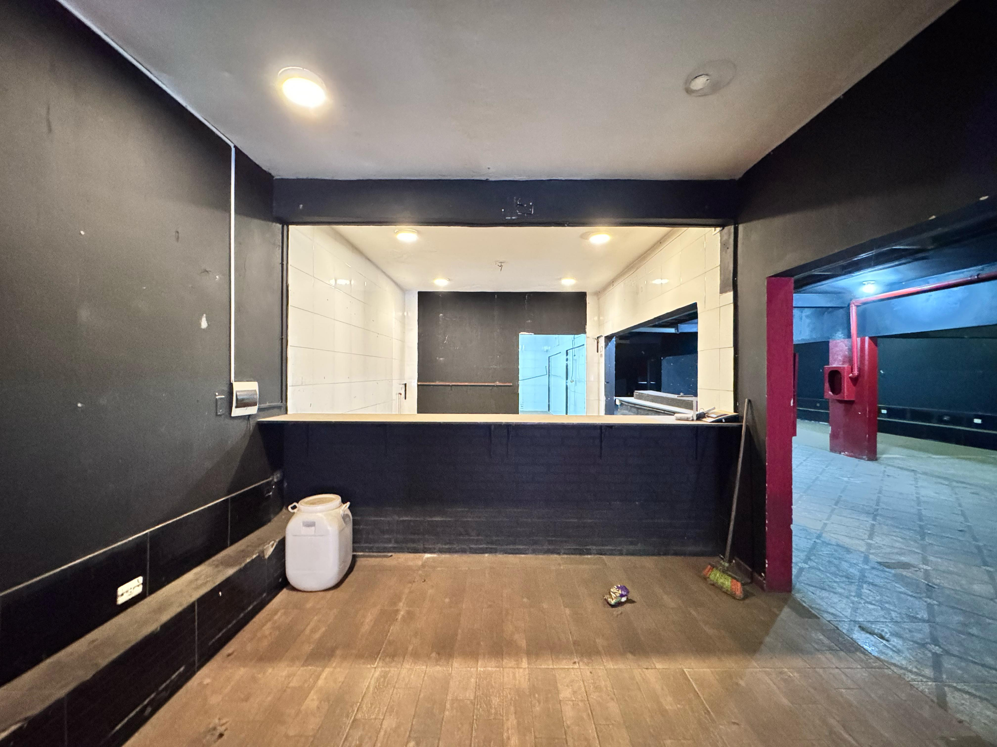 Alquilo Amplio Salón Comercial De Dos Pisos — foto 3