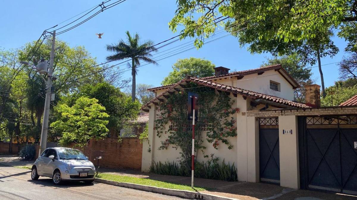 HERMOSA Y AMPLIA PROPIEDAD EN ESQUINA EN ZONA PRIVILEGIADA DE ASUNCIÓN — foto 2