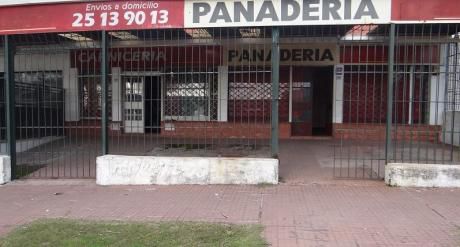 Ituzaingó. Local Comercial Al Frente Sobre Avenida