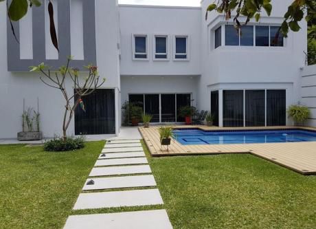 Residencia Minimalista En Inmediaciones Del Shopping Del Sol