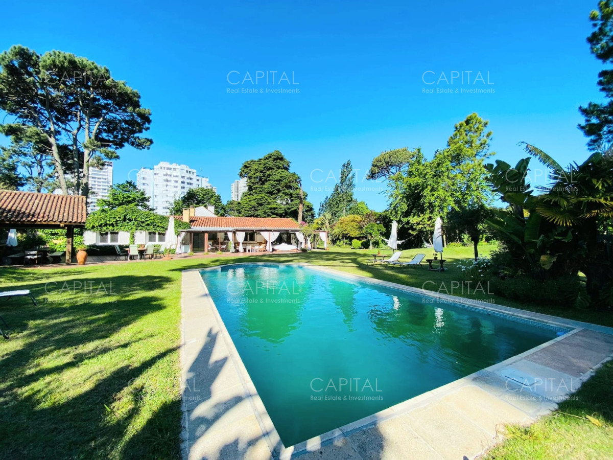 Casa de cuatro dormitorios y piscina en Punta del Este en Venta.
