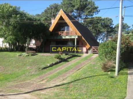 Buena Casa A La Venta, Excelente Ubicación! Parada 18 Mansa.