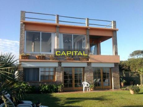 Excelente Casa En La Juanita - Primera Línea Del Mar