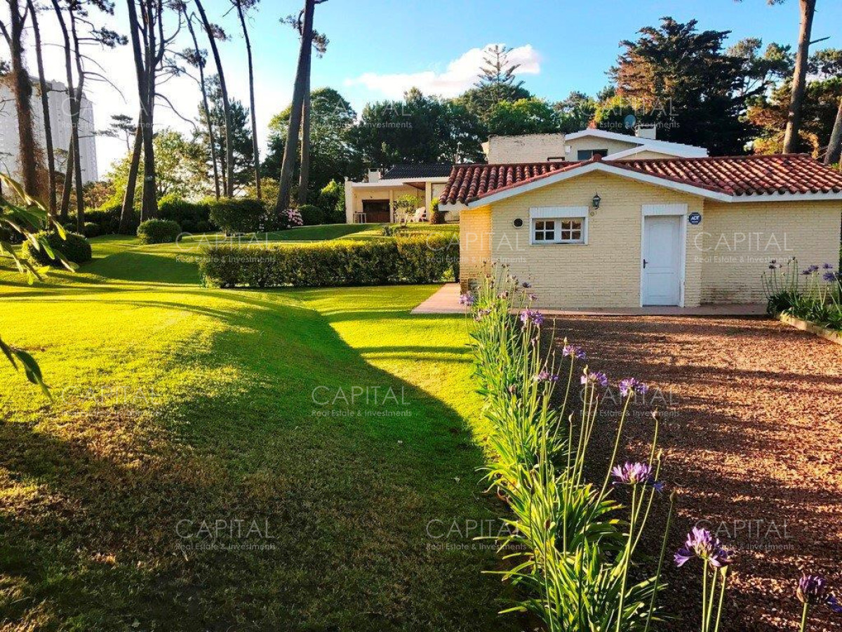 Casa de 6 dormitorios en Alquiler Anual en Playa Mansa