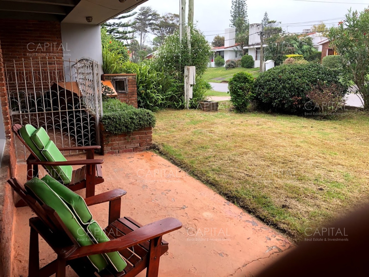 Casa en alquiler anual en Playa Mansa.