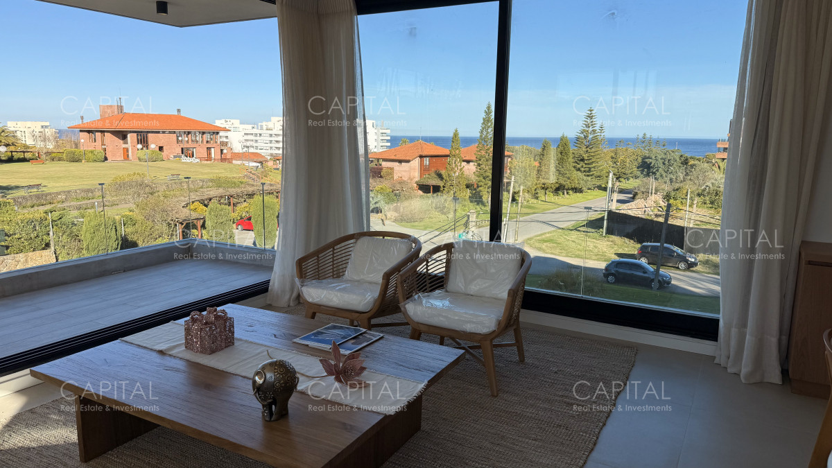 Apartamento en venta de 2 dormitorios y 2 baños, Rincón del Indio, Playa Brava,  Punta del Este.