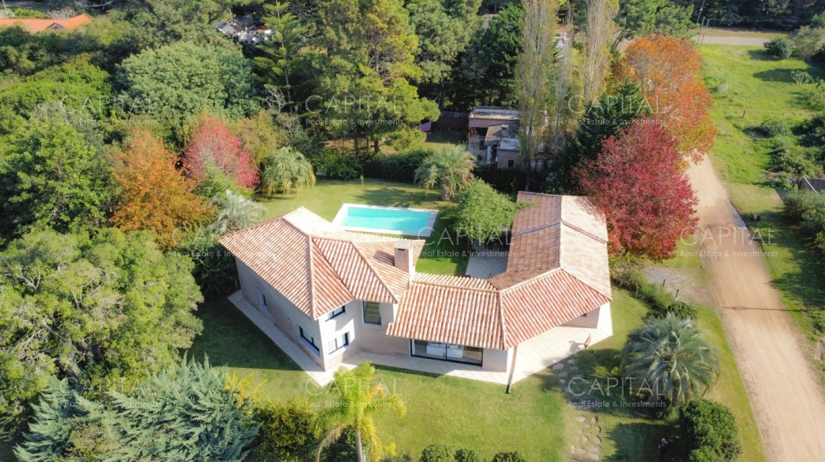 Se vende Espectacular casa de 5 dormitorios en suite en Rincón del indio a 600 metros del mar