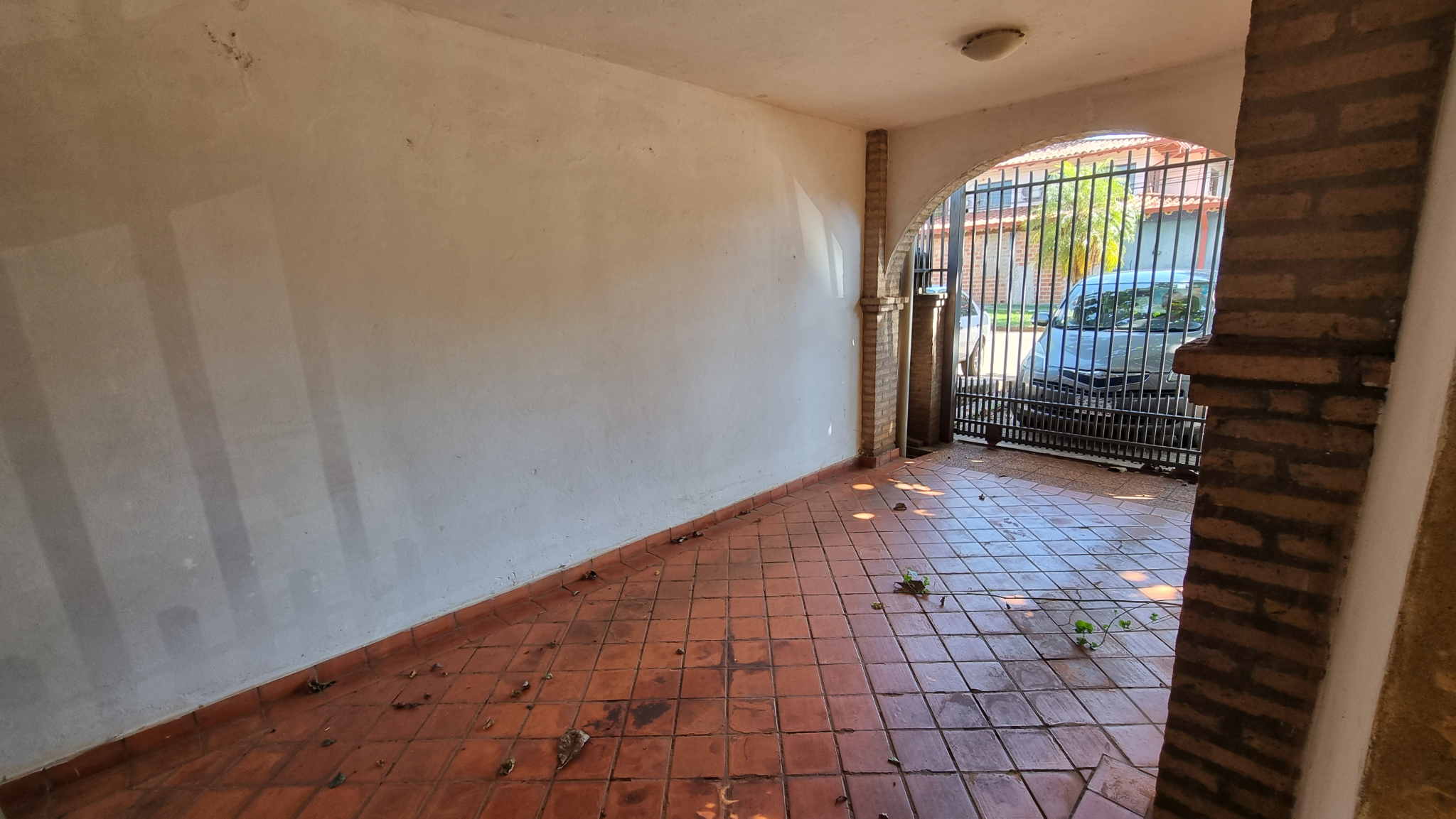 VENDO RESIDENCIA EN KM4, ZONA SANATORIO INTERNACIONAL — foto 3