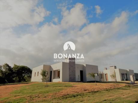 Casa En Venta A Estrenar, 2 Dormitorios, 2 Baños,punta Colorada, Piriápolis