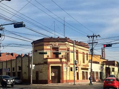 Alquiler De Importante Local Comercial Sobre Artigas Y Gral. Santos!!!