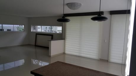 Departamento De 3 Dormitorios Semiamoblado En El Urubo En Alquiler En 750$us