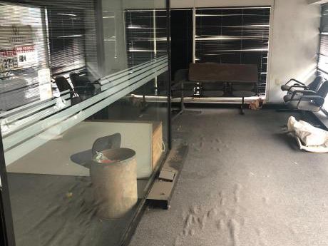 Se Alquila Local Comercial En Pocitos, A Pasos De La Rambla