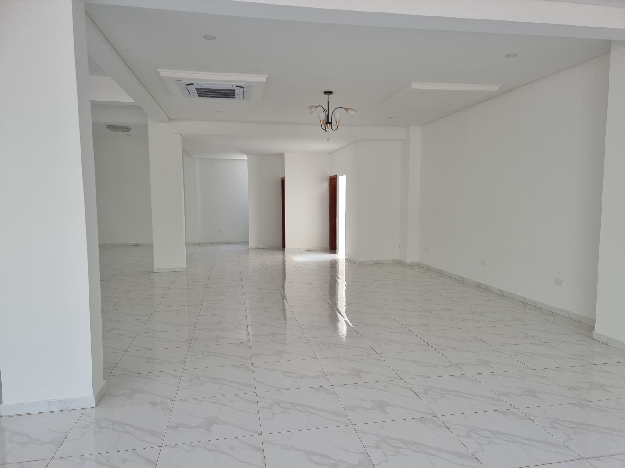 ALQUILO IMPORTANTE LOCAL COMERCIAL EN LUJOSO EDIFICIO EN EL ÁREA 8!! — foto 3