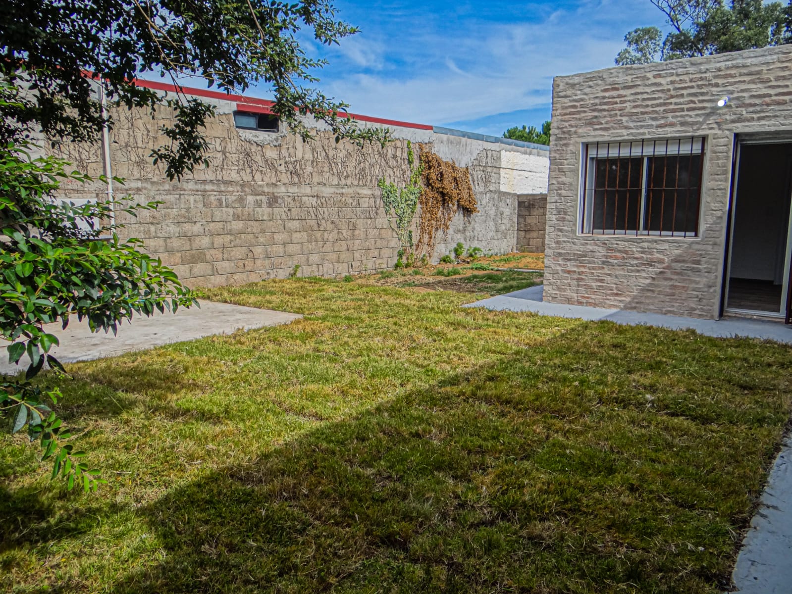Casa nueva,  al fondo 2 dormitorios . parrillero y estacionamiento,  Josè .E Rodò y Filadelfia, a 4 Costa Urbana · Foto 4