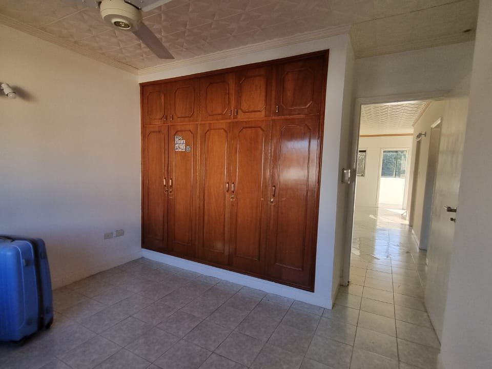 VENDO RESIDENCIA EN ESQUINA EN BARRIO KENNEDY LAMBARÉ — foto 3