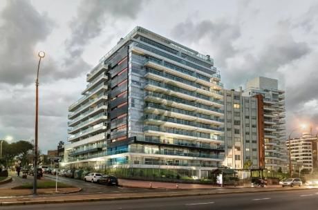 Alquiler De Apartamento En Malvin, En Edificio Aquarius, Un Proyecto De Primera Línea Ubicado En La Rambla República De Chile