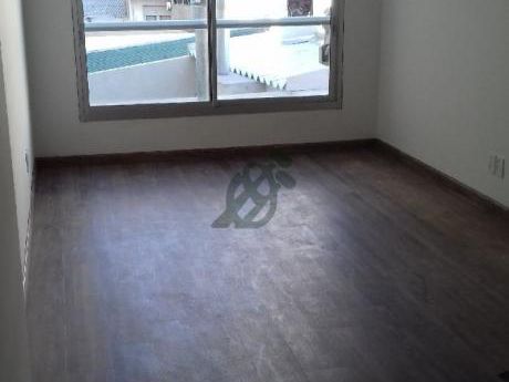 Monomabiente Con Terraza De Uso Exclusivo Con Parrillero. Tres Meses De Alquiler Gratis.