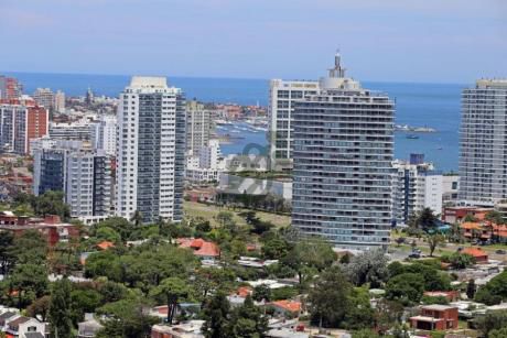 Apartamentos En Venta En Punta Del Este, Sobre La Avenida Roosvelt En Edificio Gala Vista