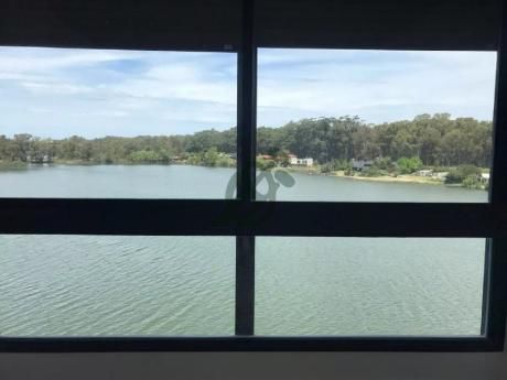 Apartamento En Alquiler A Estrenar En Carrasco, Sobre El Lago De Punta Cala