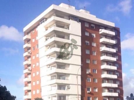 Apartamento En Venta En Buceo, Sobre La Calle Avenida Italia