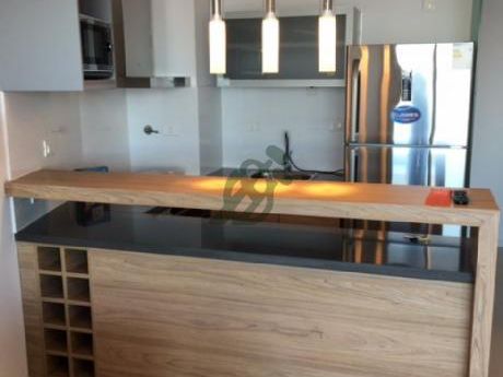 Apartamento De Un Dormitorio Con Vista Al Mar, Con Renta.