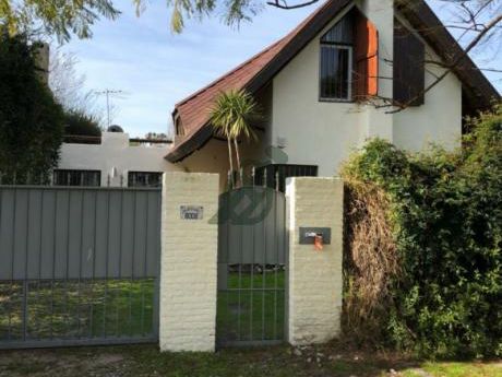 Casa De Dos Dormitorios En Venta En Parque Miramar