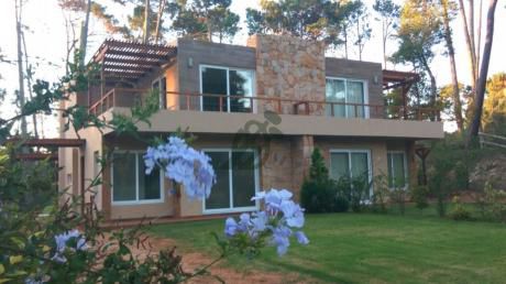 Casa En Venta A Estrenar En Punta Del Este, Zona Pinares