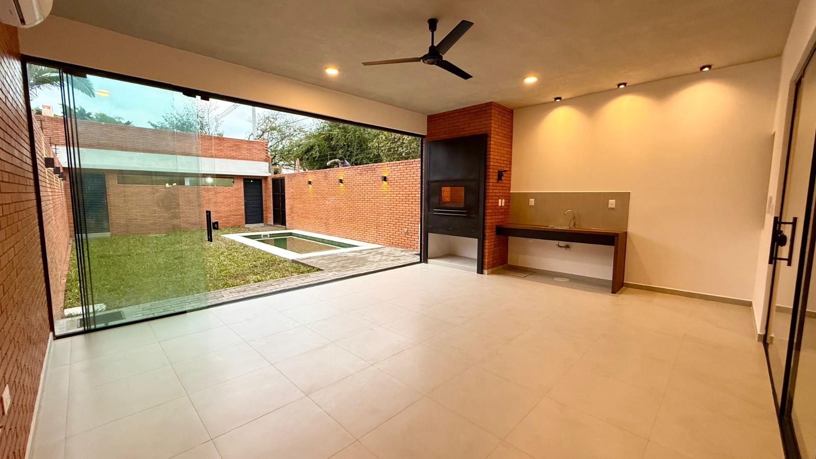 ALQUILO HERMOSA CASA CON PISCINA Y QUINCHO EN ZONA PLAZA MADERO – LUQUE — foto 3
