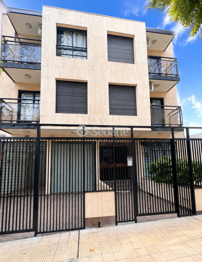 Scosería y Franzini - Patio amplio, exclusivo con parrillero