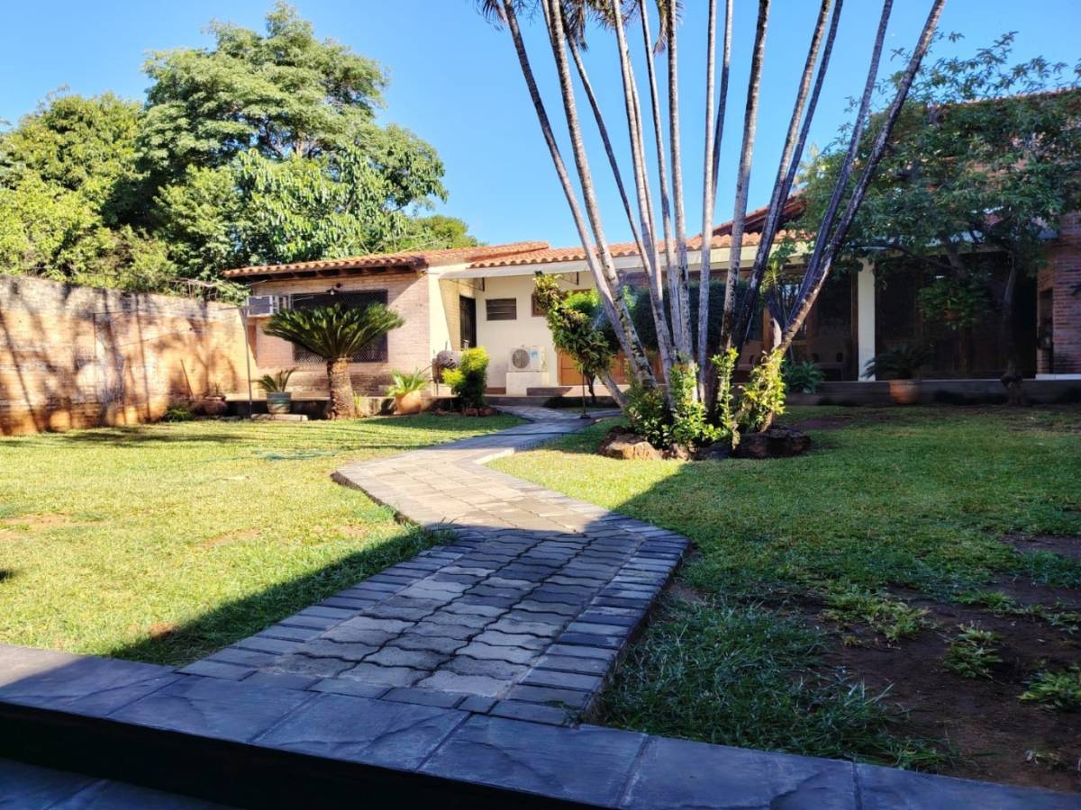 VENDO CASA EN EL CENTRO DE SAN LORENZO CON FACHADA COLONIAL — foto 2