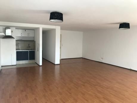 Mono-ambiente De 61 M2, Con Posibilidad De Realizar Divisiones.