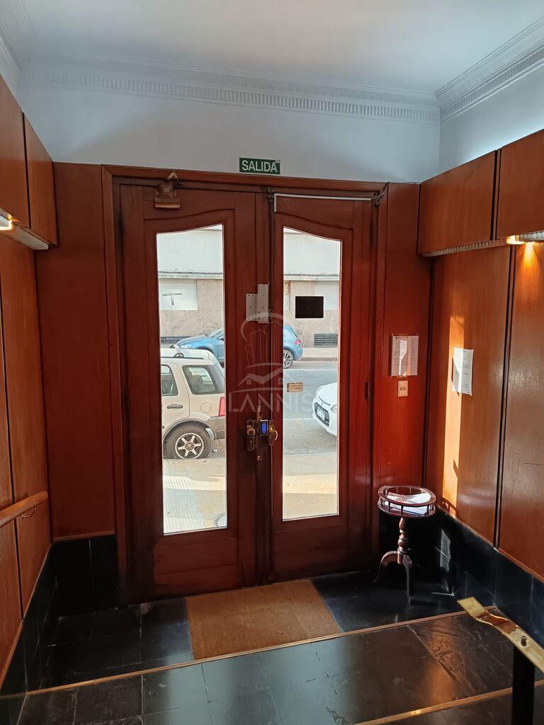 Apartamento De 3 Dormitorios En Alquiler En Barrio Sur Ref.1960