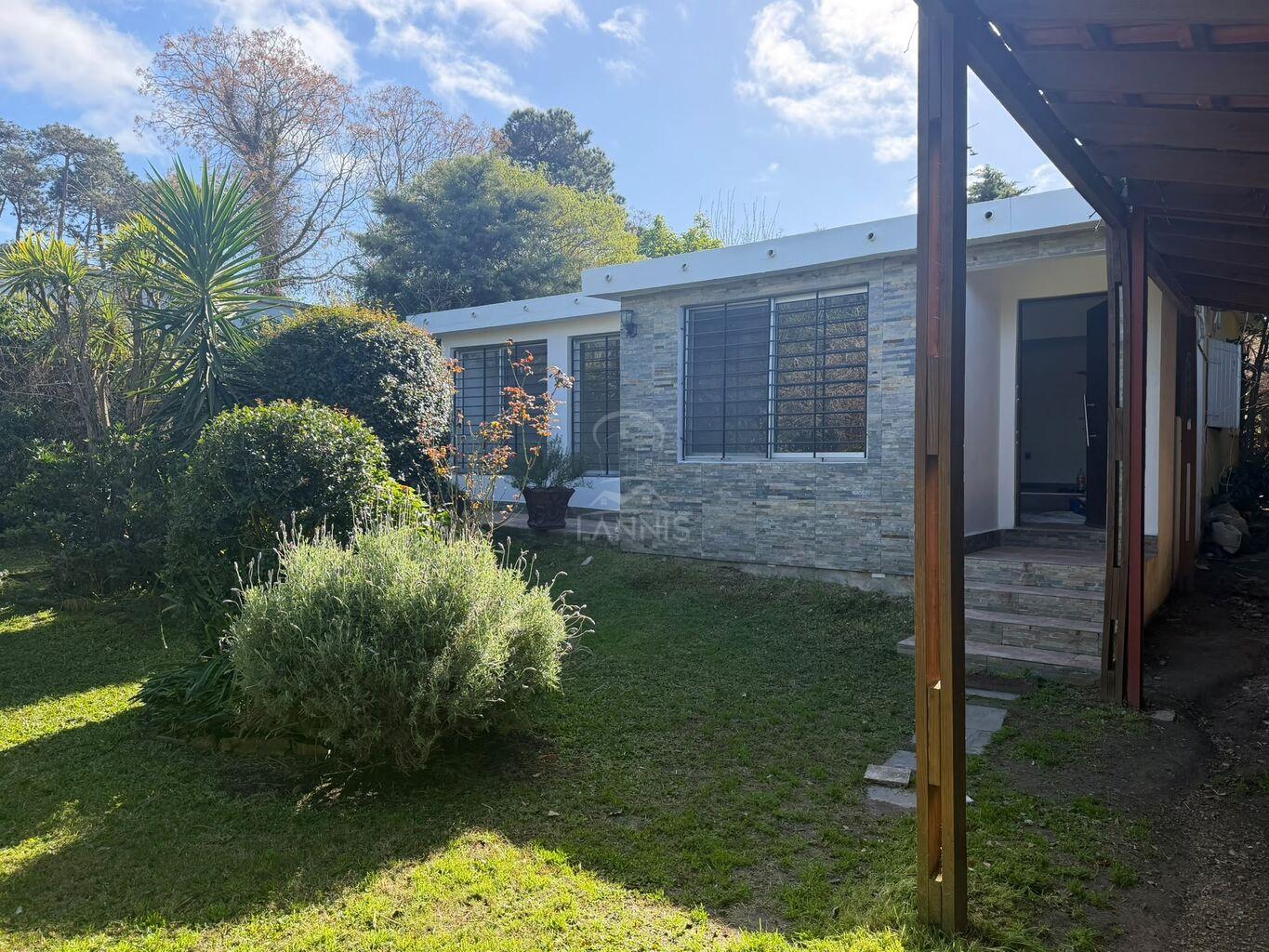 MÉDANOS DE SOLYMAR REF LY2180  Casa en alquiler (Maestra Elena Quinteros y Long Beach) a 1 cuadra de