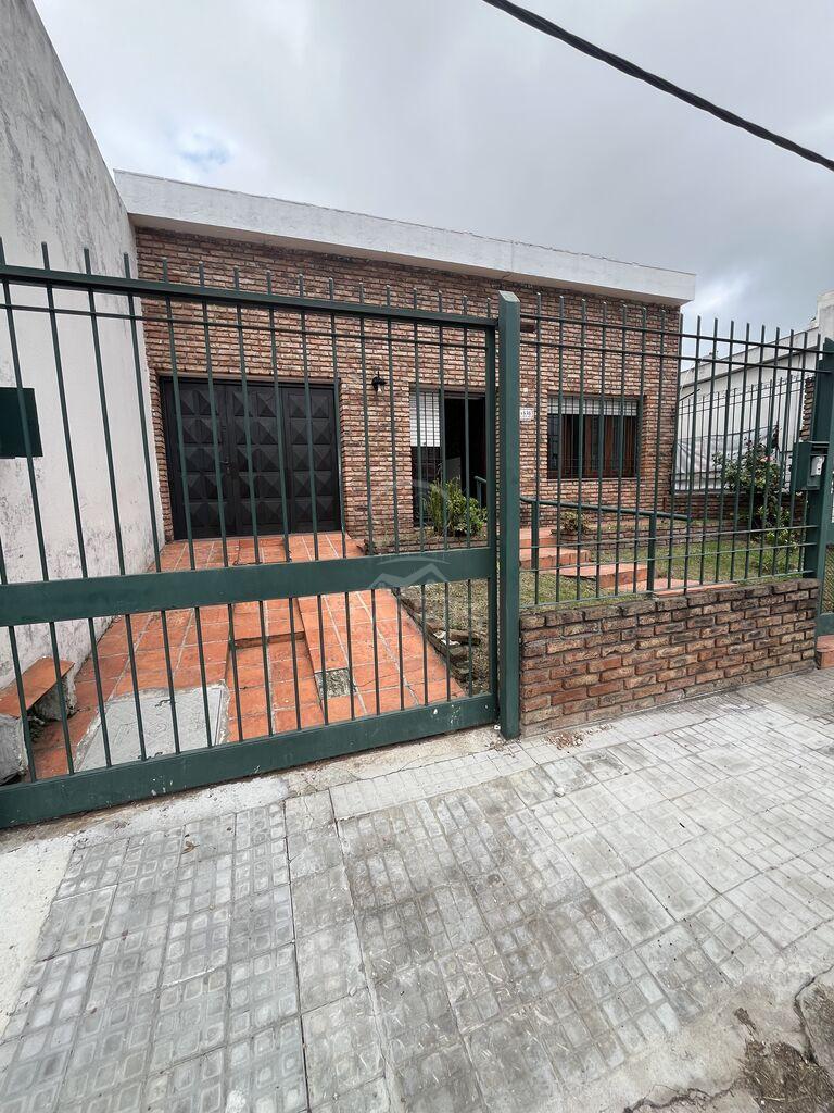 ITUZAINGO REF Y2058  Casa en venta (Garay y Camino Corrales) a 1 cuadra de Av. Damaso A Larrañaga