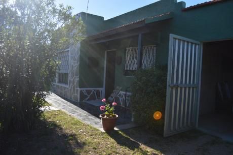 Casa De 2 Dormitorios, Con Parrillero Y Fondo Amplio