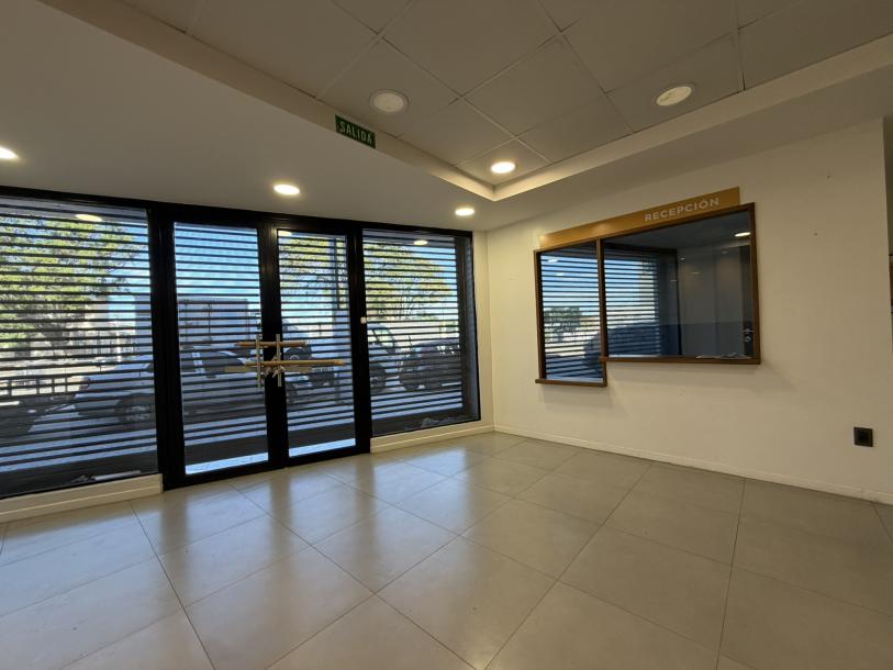 Alquiler | Importante local corporativo de 1.475 m² sobre Av. Gral. Flores · Foto 3
