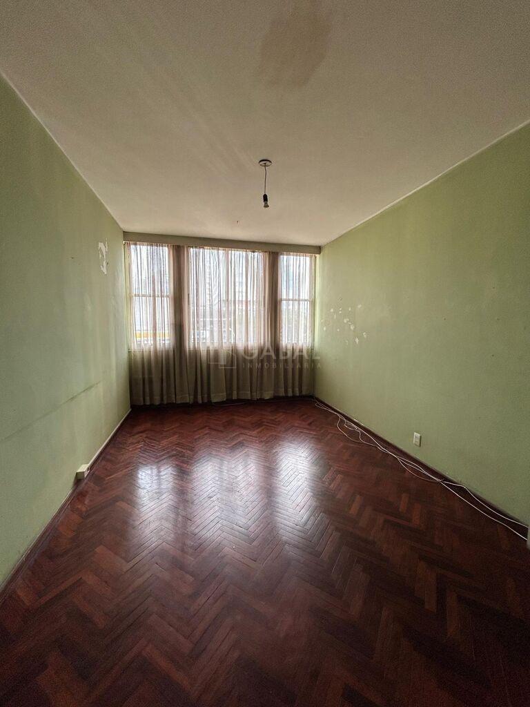 2 DORMITORIOS + SERVICIO, PATIO Y GARAGE EN CENTRO