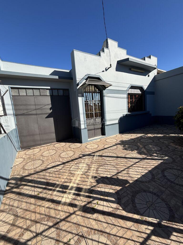 Excelente casa en padrón único, pronta para ingresar. Amplio patio y garage.
