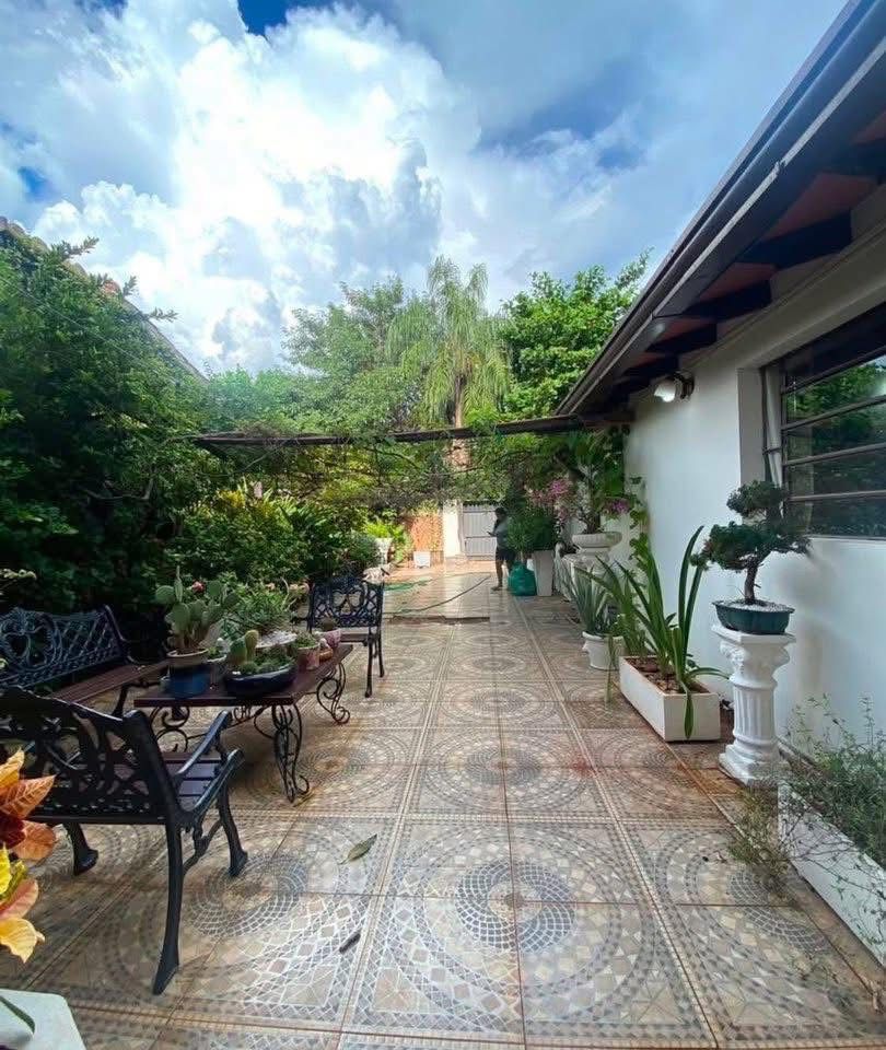 En venta hermosa casa zona Iglesia Capuchinos zona Félix Bogado y Gral Santos — foto 2