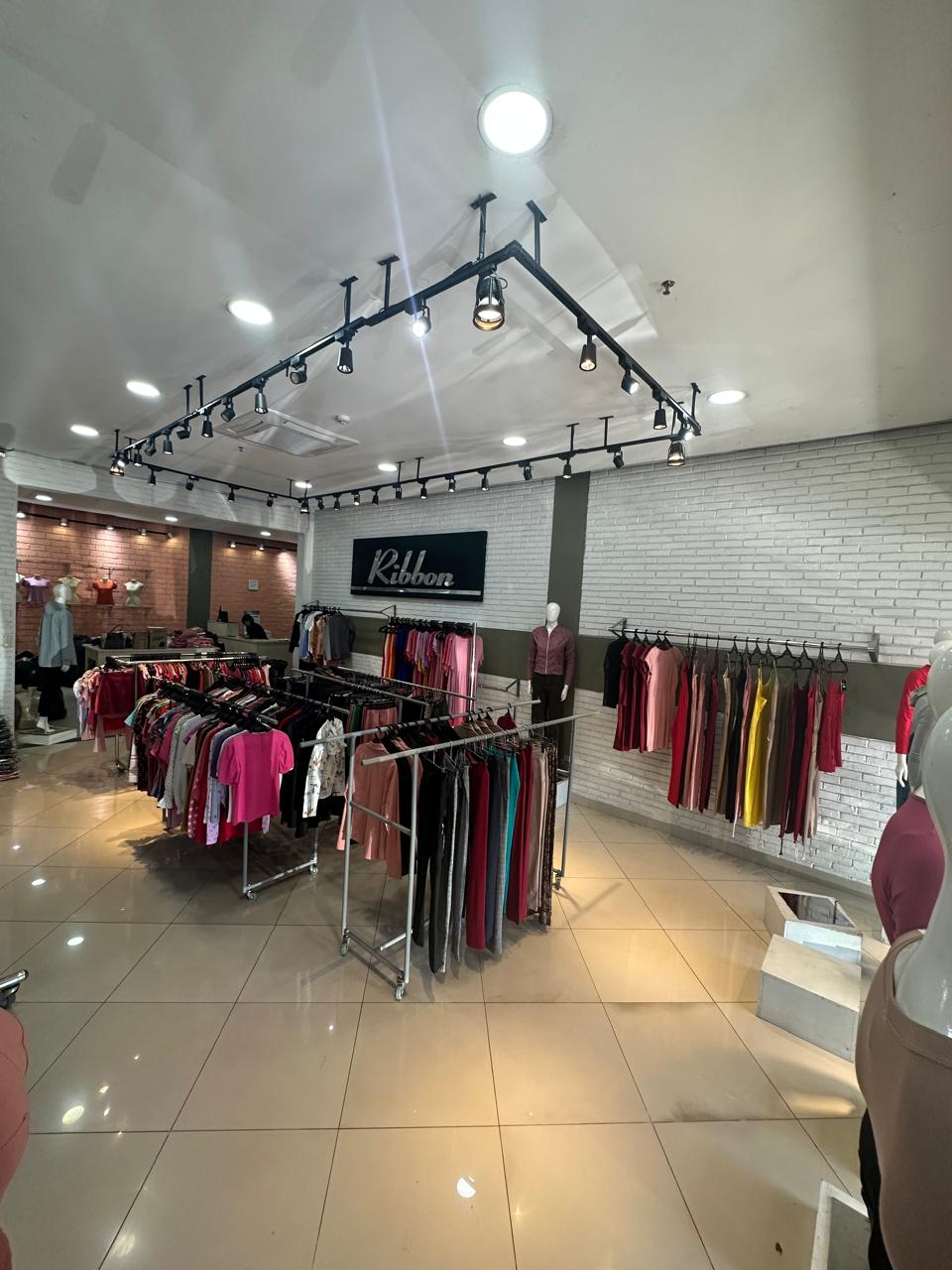 ALQUILO SALON COMERCIAL EN GALERIA AMISTAD — foto 2