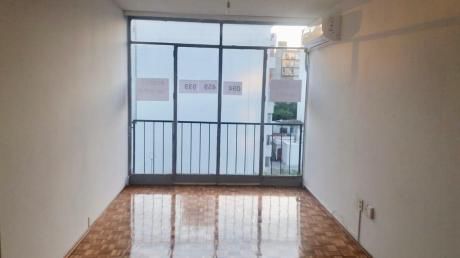 Amplio Apartamento 2 Dorm En Pocitos A 3 Cuadras De La Playa