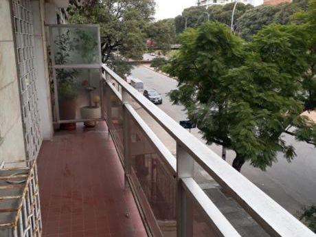 Frente A Parque Rodó! Piso 2, Amplio, Con Garage Y Box!