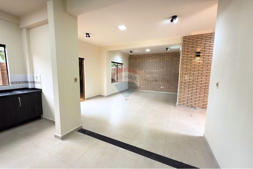 EN VENTA AMPLIO DUPLEX EN CIUDAD DEL ESTE — foto 2
