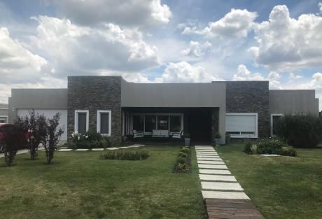 Nueva En El Mercado. Casa En VIñedos De La Tahona.