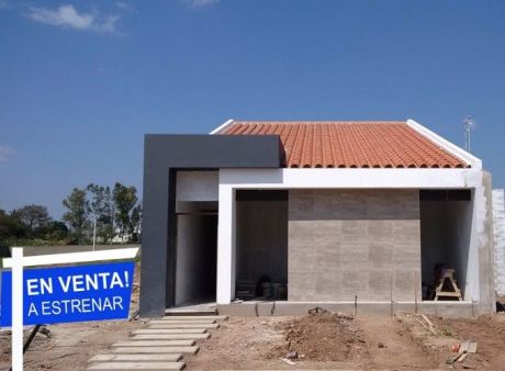 Hermosa Casa En Cond. Cerrado De 4 Dormitorios!!!