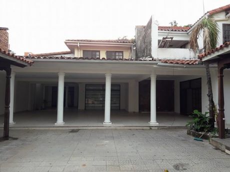 Hermosa Casa Grande De Dos Planta En Venta Zona Central