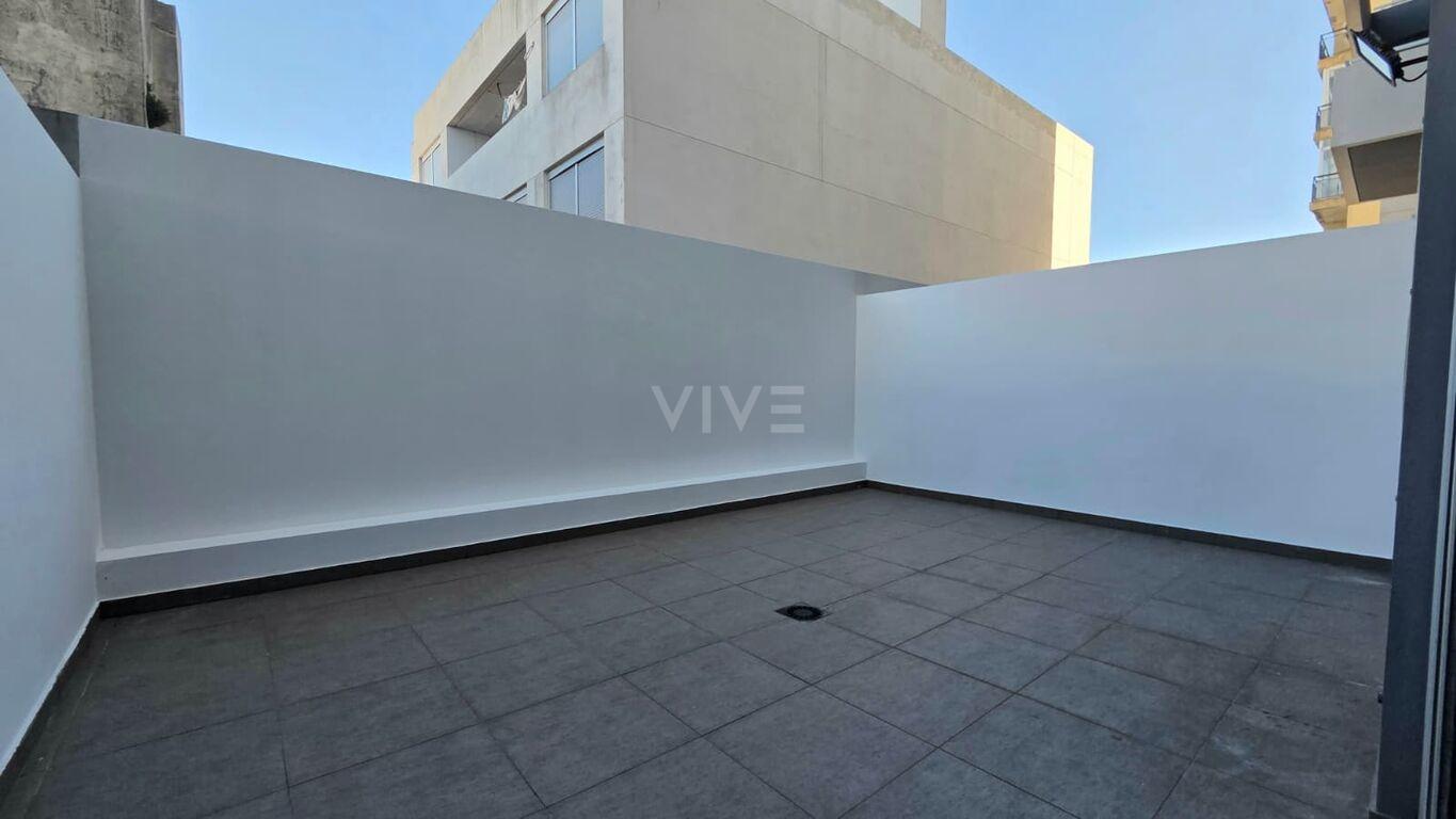 Apartamento alquiler 2 dormitorios con patio y garaje, Ciudad Vieja. 311.