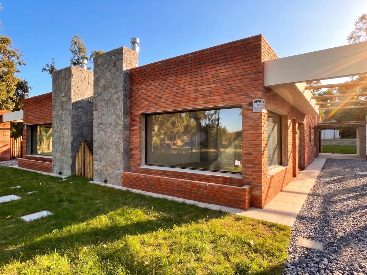 CASA PUNTA COLORADA MALDONADO CANELA CA502827 3 DORMITORIOS 2 BAÑOS