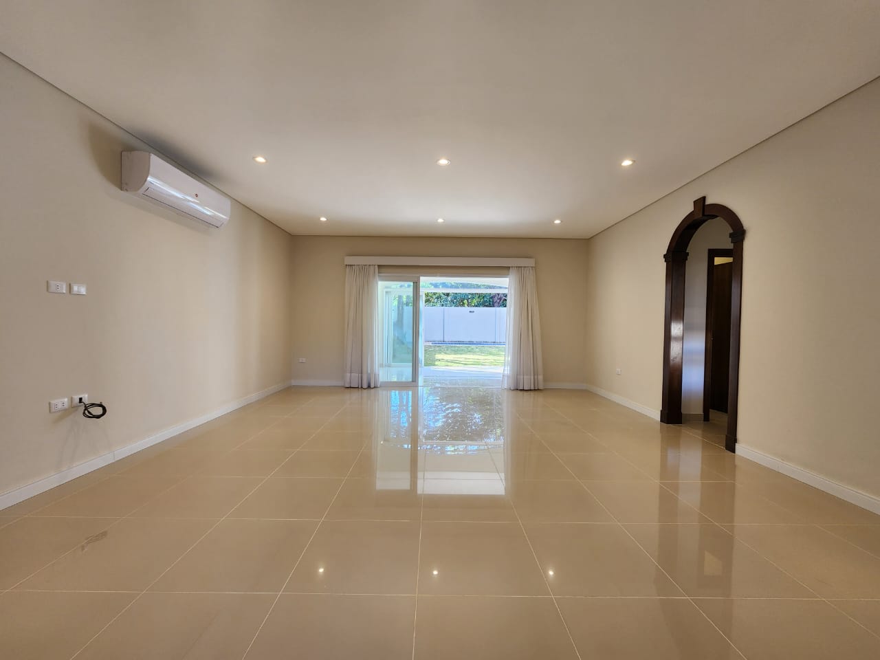 EN ALQUILER HERMOSA RESIDENCIA ESTILO TOSCANO BARRIO SAN CRISTOBAL — foto 2