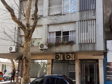 Amplio Apartamento De 1 Dormitorio En Venta En Centro